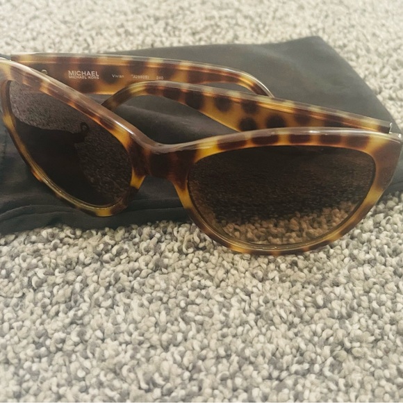 Michael Kors Sunglasses Vivian M2892s 24 Tortoise - Picture 2 of 9